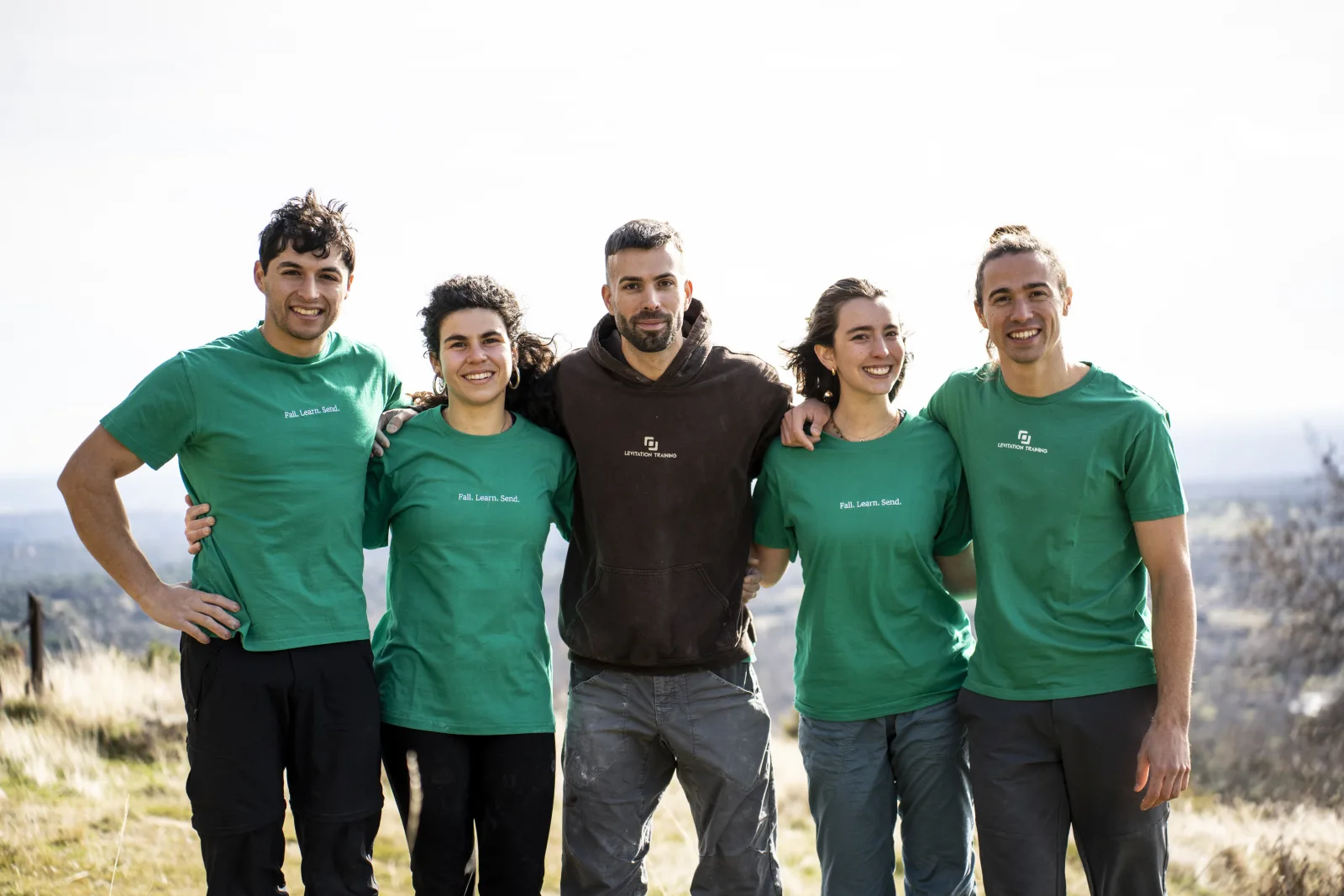 El equipo de entrenadores de Levitation Training, con las camisetas de la marca